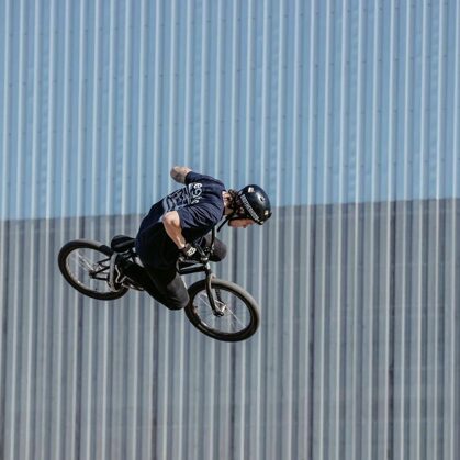 Фасад экстрим парка в индустриальном стиле, г. Казань.  Нржавеющий профнастил.